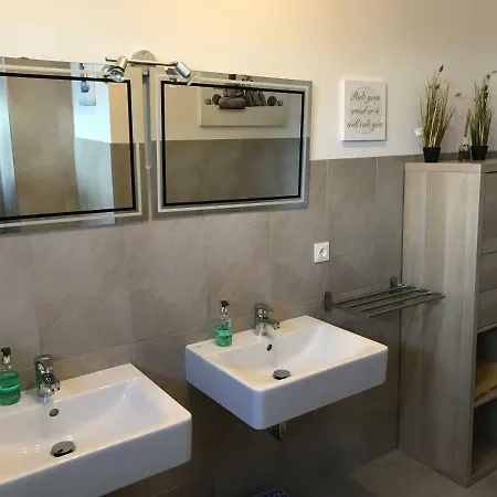 Kmheim, Cozy 103m2 Apartment, With 3 Bedroom And Covered Free Parking Place, Close To Center